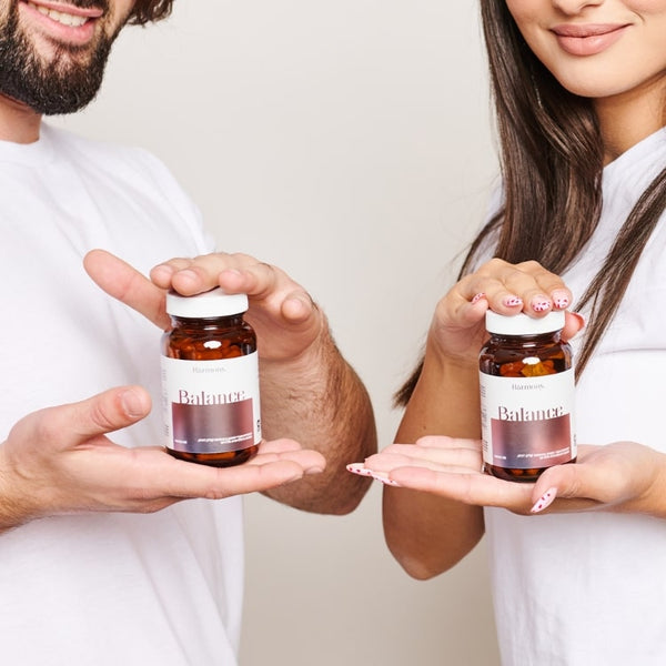 שני דוגמנים מחזיקים Balance של הרמוני