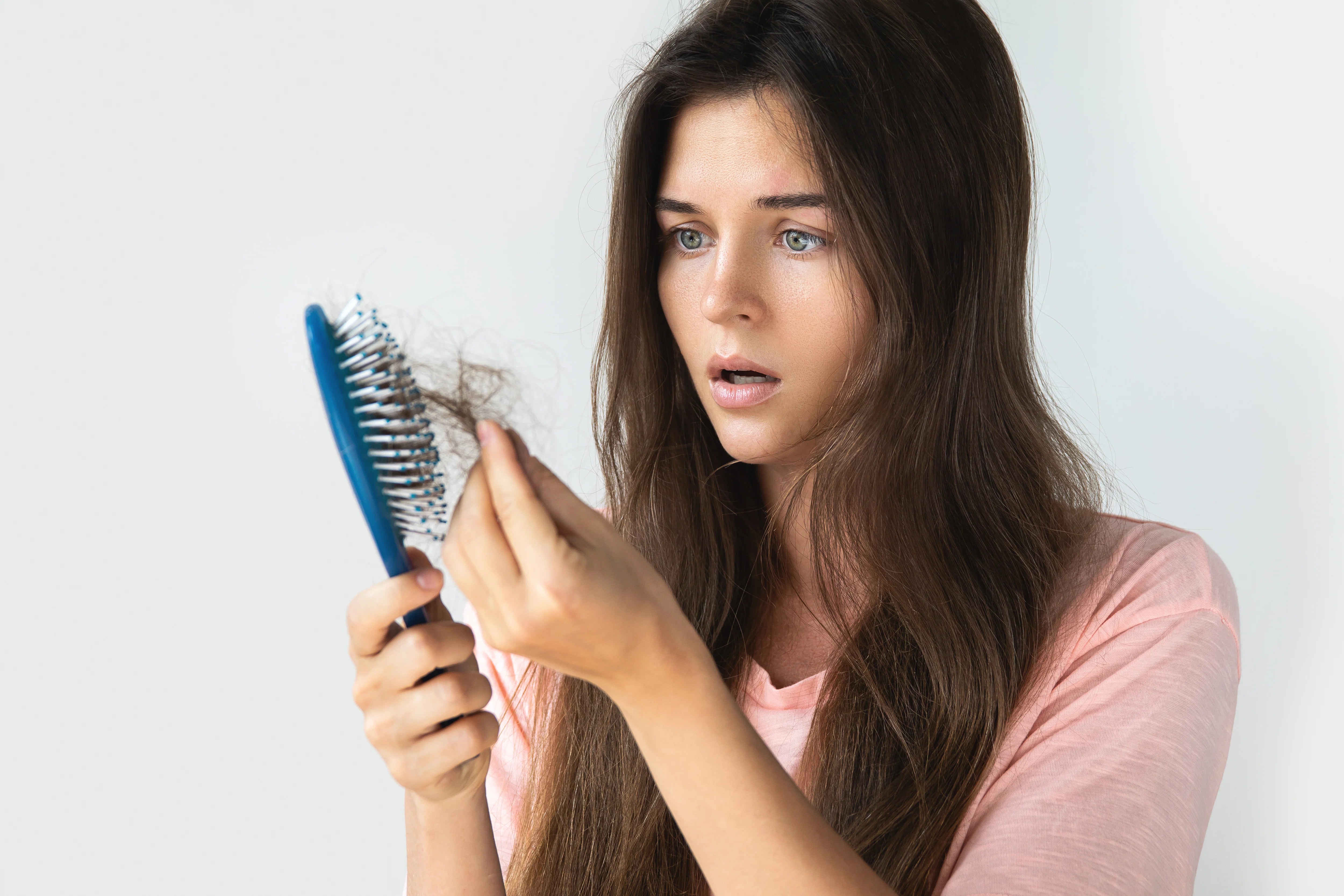 נשירת שיער בקרב נשים- גורמים, תסמינים ופתרונות
